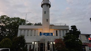 そびえ立つ燈台が目印です