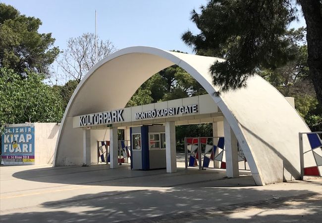 イズミル歴史芸術博物館があり