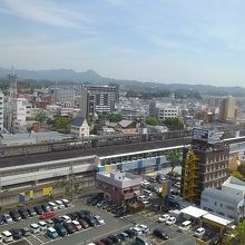 左に小さく掛川城！ホームに入ってきた新幹線