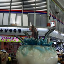 なぞのオブジェのあるところを曲がります