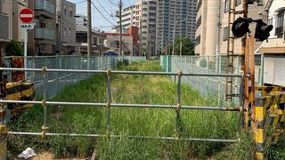 王子駅から北に線路沿いを歩くと北王子支線の線路跡を見る事が出来ます。