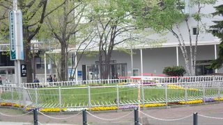 市民ホールの前にあります