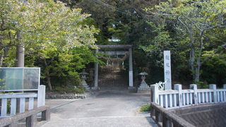 町の北の端にあります。