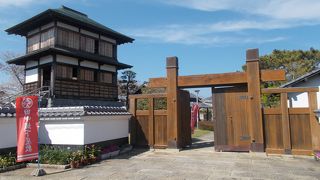 田中城址の南側のエリアにあります。