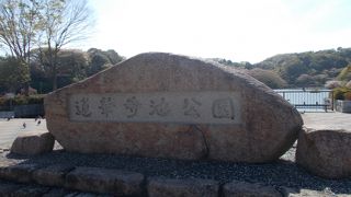 町の北側にあります。