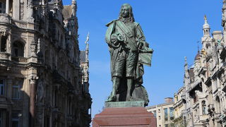 テニールス広場の像