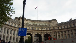 トラファルガー広場近くにある門