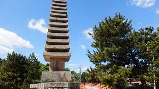 宇治川の中州あり宇治川氾濫を防ぎ宇治橋を守るとして建立された日本最大で最古の石塔