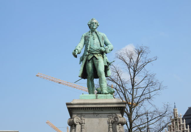 小さな広場の中央に・・・