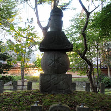 五輪塔には文字が刻まれていました