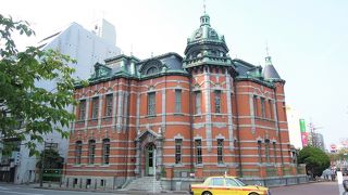 都会の中にポツンとある時代を感じる建物