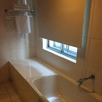 シャワーカーテンがないよー奥のスペースが謎だよー