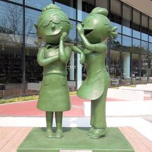 サザエさんの隣は誰だ？