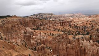 赤い岩やフードゥーと呼ばれる突起の付いた柱状群が見事