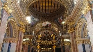 昼間でも開いていた