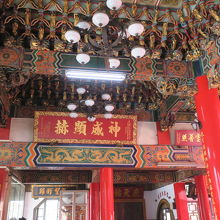 豪華な天井の内装に注目