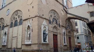 外壁の聖人彫像が置かれた壁龕が特徴的