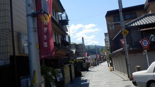 宇治といえばお茶、この参道にはお茶の店が並んでいます