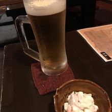 お通しのポテサラと生ビール