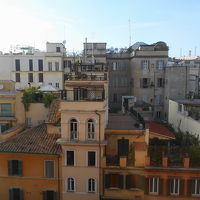 部屋の窓からは、市井の人々の様子も伺い見ることができる