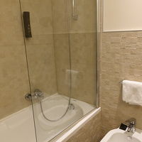 機能的なバスルーム。イタリアではどこでもビデが設置されている