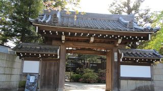 鬼瓦が載った山門が立派