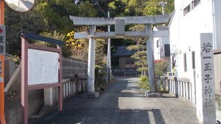蓮華池公園の南側のエリアにあります。