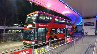 空港への確実な移動手段、2階建てバスの2階は揺れる