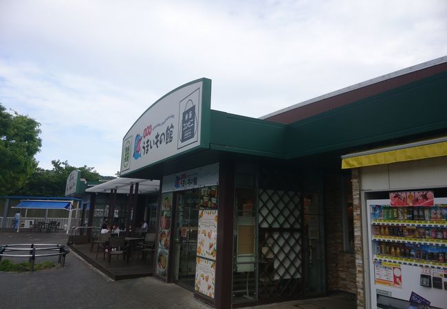 食事には便利だけど売店は小さめ