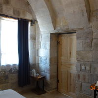 シングルルームの様子。床暖房で暖かい。