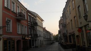 「ロシア正教教会」の前から「王宮」方面に通じているメインストリートの一つ