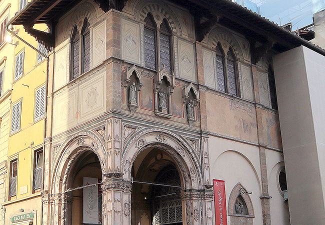 壁面のフレスコ画や凝った装飾のアーチが特徴の建物