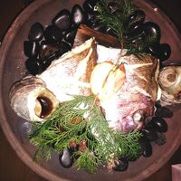 石焼の遠赤効果と昆布のうまみが移った鯛は絶品！