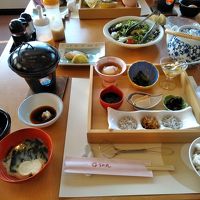 写真ではちと貧相に見えるが、朝食のボリュームとしては程よい。