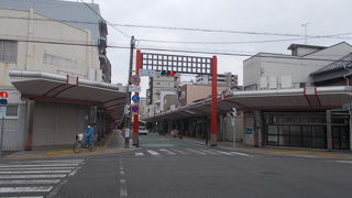 静岡浅間神社の南側を通る参道です。