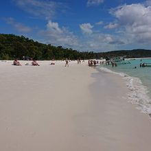 白い砂浜が美しい