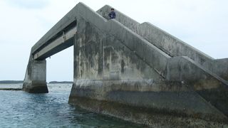 海に歩道橋の様なものがある不思議な風景