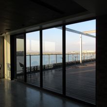 左手にはバルコニー