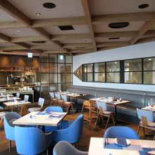 店内も綺麗、天井は格天井風