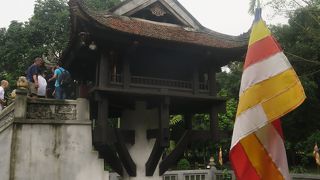 池の上にたつ楼閣