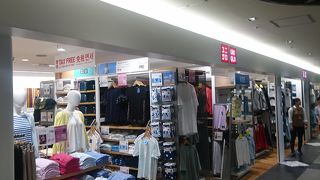 空港内のユニクロショップ