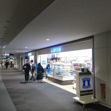 コンビニが空港のゲート内にあるのはめずらしい