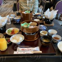 大満足の朝食、紙鍋の中は、温泉湯豆腐です