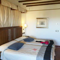 お部屋はゆったり。木の香りが漂うようなインテリア