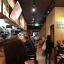 ちょうどお昼時で、結構混んでいました。