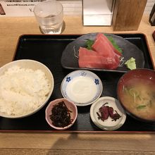 中トロ定食、1,000円です。安くて美味しかったです。