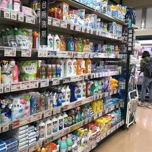 売り場は狭いが食品だけではありません。