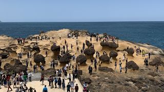 無数の奇岩が並ぶ風光明媚な自然と溢れる人々