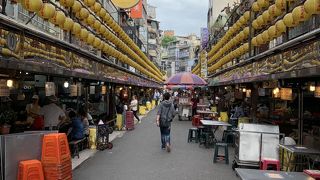 昼間から営業しています