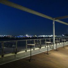 日が落ちると、B滑走路の灯りが綺麗です